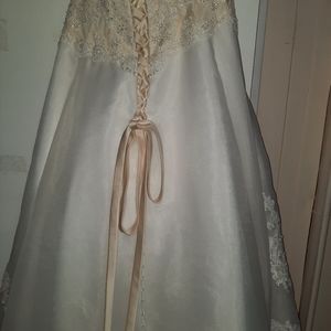 Hi low wedding gown. Size 22 made by Casablanca.  Comes with veil and hair piece